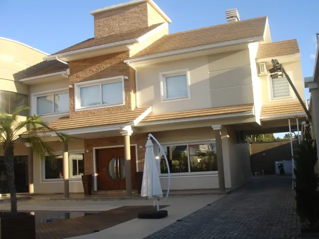 Casa de dois andares com calha em todos os beirais, vista do pátio