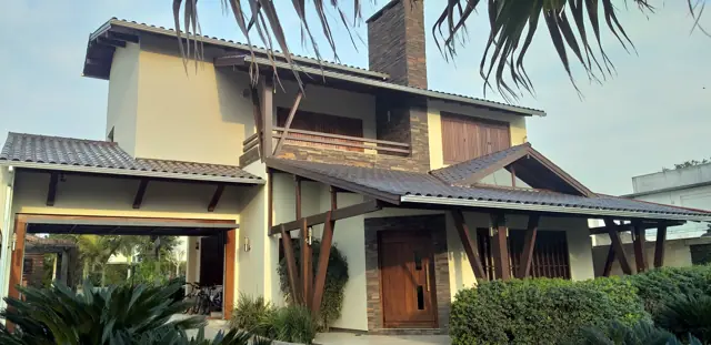 Casa de telhado colonial com calha nos beirais